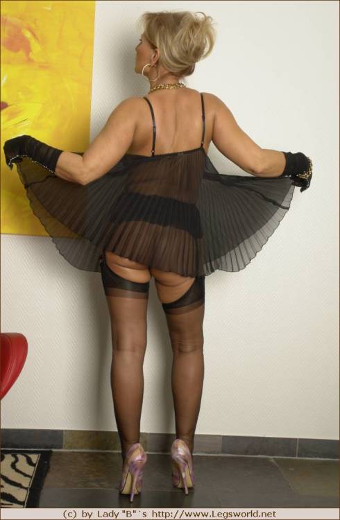 gscx105: idolater-xxx: Lady Barbara Schönes geile Chiffonkleid und Nylons