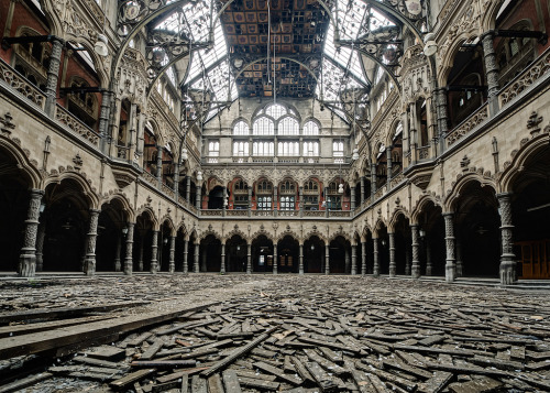 abandonedography:Nothing lasts forever (by odin’s_raven)