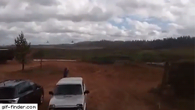 giffindersite:  Russian military helicopter accidentally fires on spectators during war games. Via https://gif-finder.com/