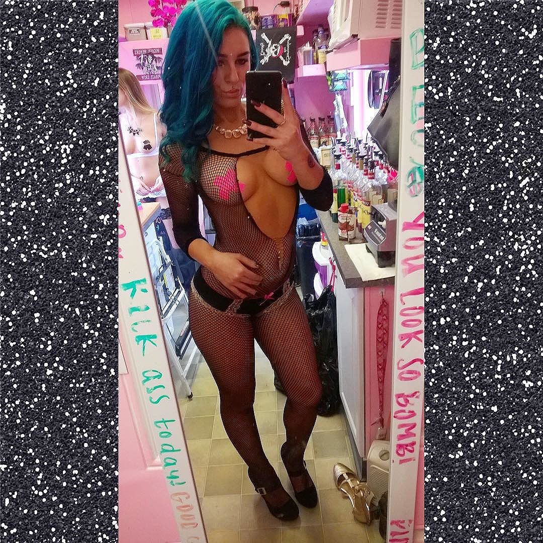 beautifulbaristas:  beautifulbaristas.tumblr.com/Pink Sugar EspressoSarahhttps://www.instagram.com/drink_pink_sugar_espresso/https://www.instagram.com/pink_sugar_ladies/