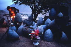 fotojournalismus:  A man recycles bombshells into flowerpots, Kayan, Afghanistan, 1993.Photo by Steve McCurry