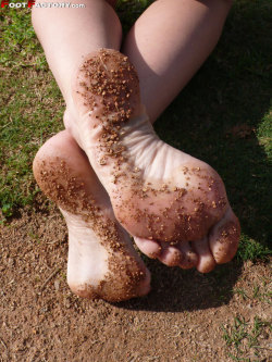 Extreme High Arches Pick Up Sand From Sweaty Moist Soles. Christy Cat #Barefoot