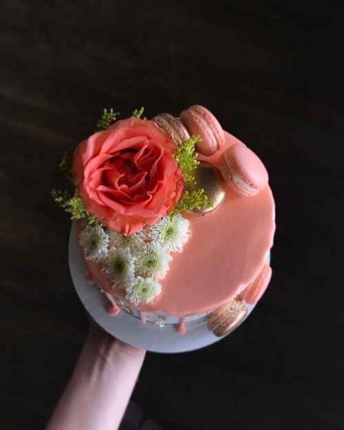 Happy Monday! Showing off the top view of the recent cake I made for @sbriseno_ using fresh flowers 