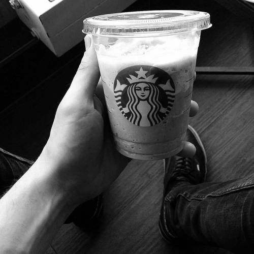 #picoftheday #wien #sturbucks #frappuccino #breakfast #früstück #morgen #morning #blackandwhite #dri