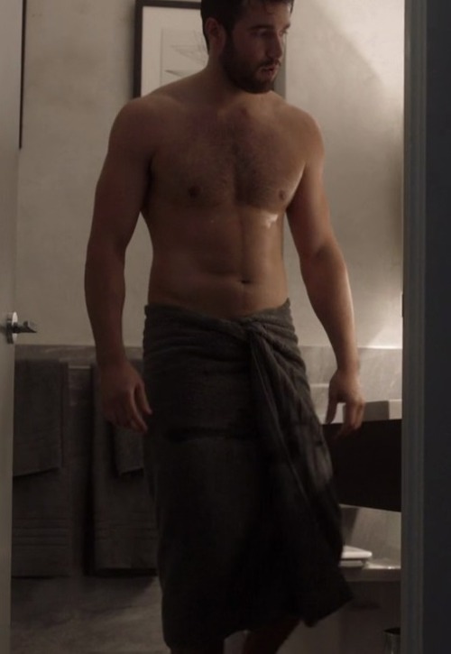 hotashellcelebmen: More here : http://shirtlessmenontheblog.blogspot.fr/2017/03/joshua-bowman-shirtless_13.html#more 