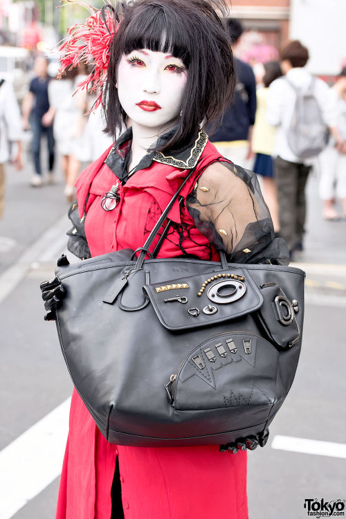 Interesting Coach leather tote bag being carried by Akira in Harajuku. It&rsquo;s decorated with zip