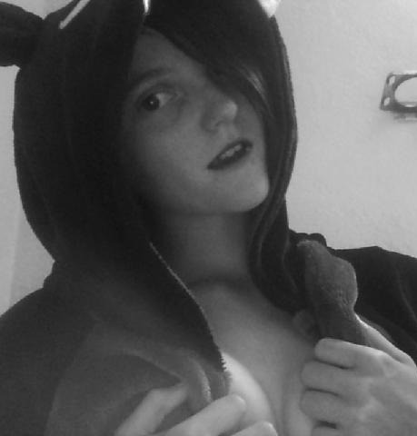 luciferslittlewhore:  it’s hot as fuck but at least I look cute
