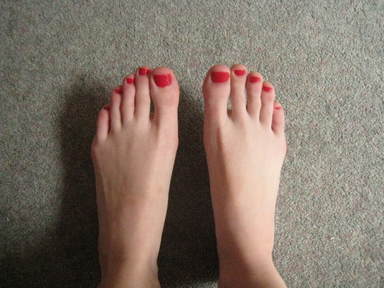 ilovrfemalefeet:  Red is the color of love!