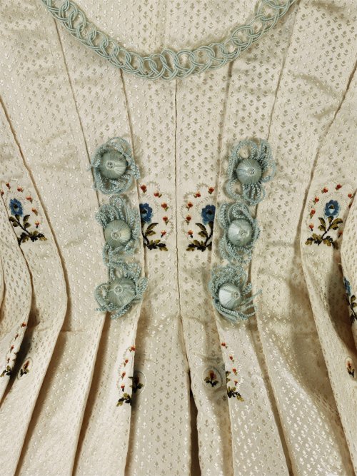 mode-dame:Round Gown, c. 1790-1795from V&amp;A