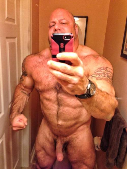keybladebear77:Big powerlifter Stevey P. Damn that is a long rod. Wish he wasn’t straight tho…