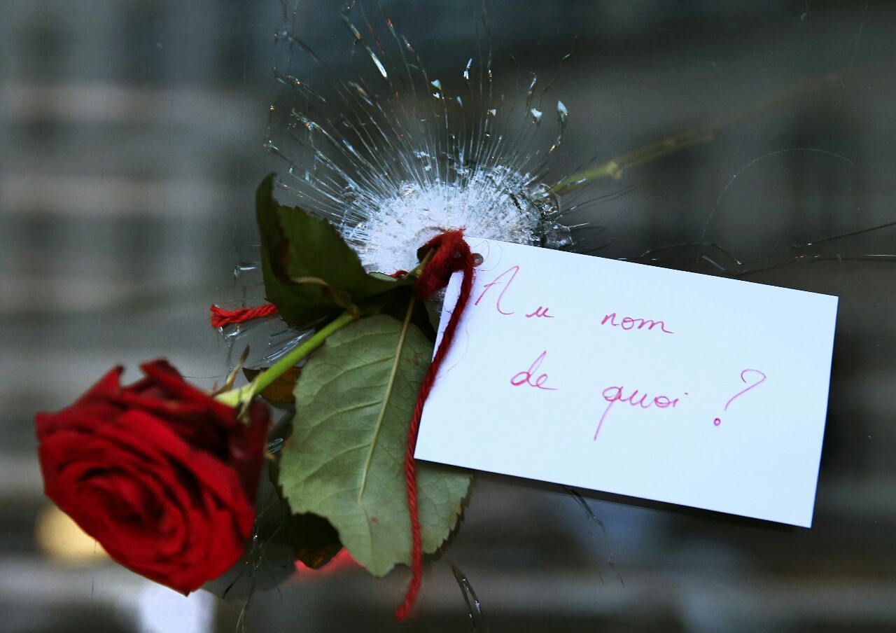 fnhfal:  A rose put in a bullet hole of a Restaurant window in Paris, with a letter