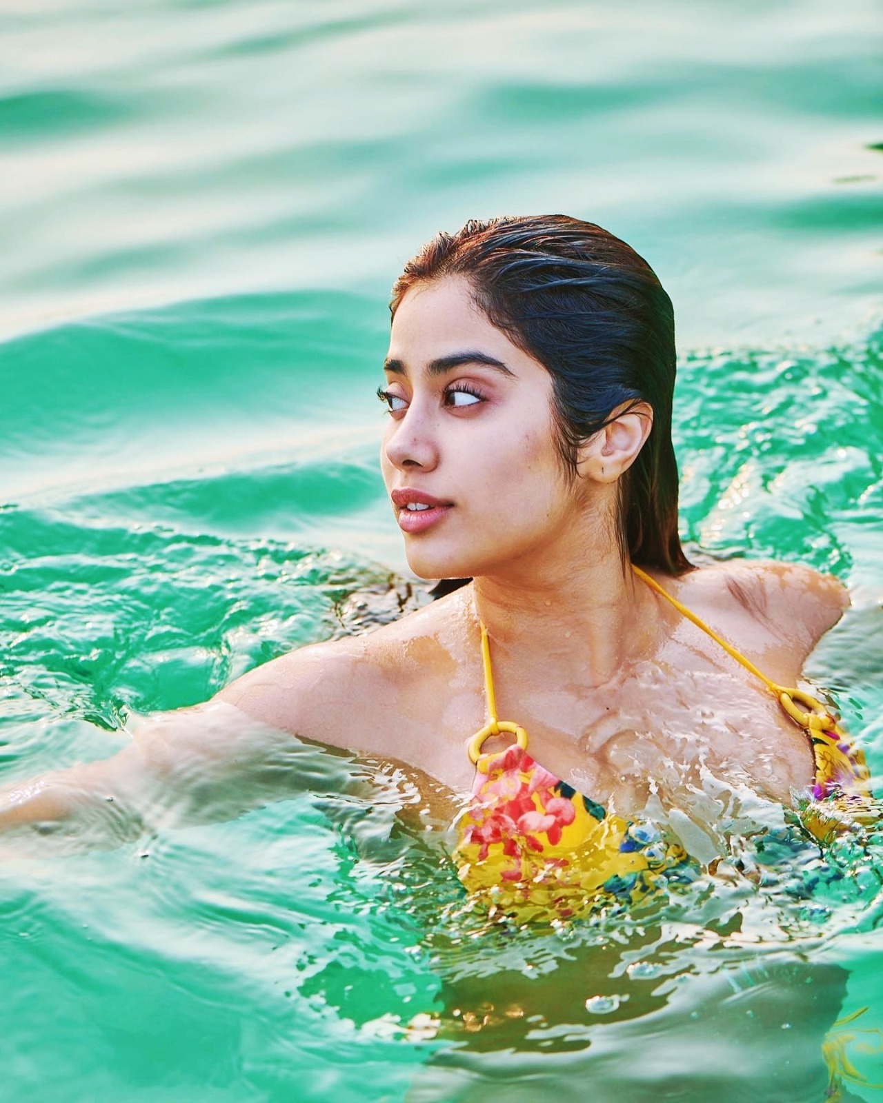 Janhvi Kapoor hot bikini