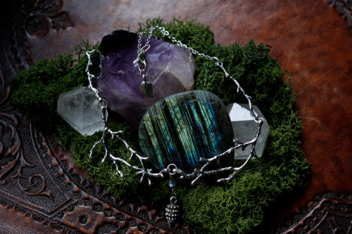 90377:90377:this beautiful necklace is made of silver plated twigs, a bright blue/green labradorite 