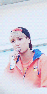 pandreos:  jongin eating ice cream ◕◡◕   