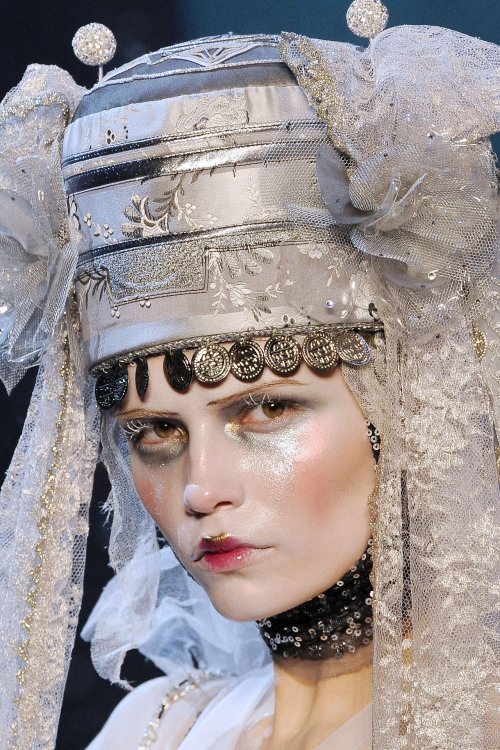 girlannachronism:John Galliano fall 2009 rtw details