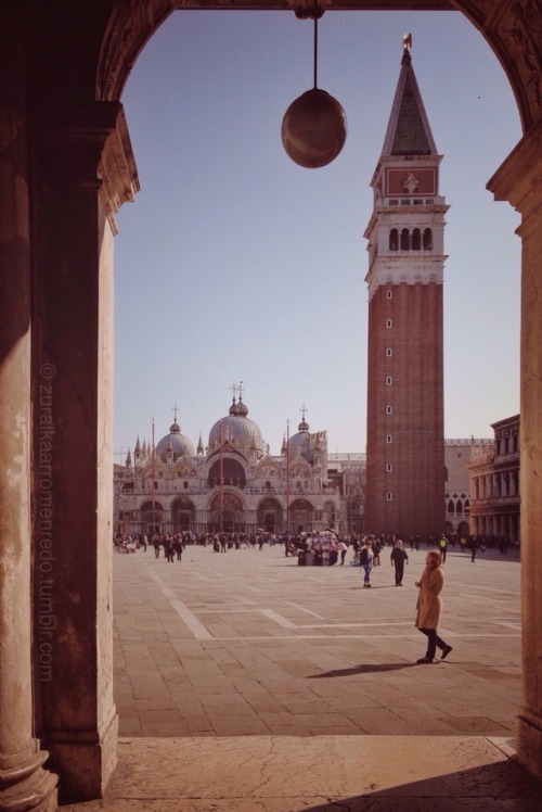 The yellow coat in St Mark’s Square. Zuraika Arromen Redo, 2017.