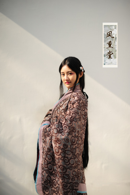 traditional chinese fashion, hanfu. type: quju. 风熏堂