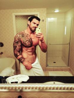 keepemgrowin:  Tats and muscles… what a