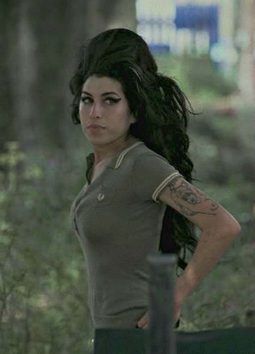 amy winehouse strolling through london, 2007