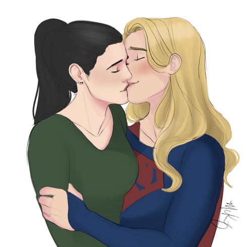 a supercorp kiss for the wonderful @gwennhadu-bug