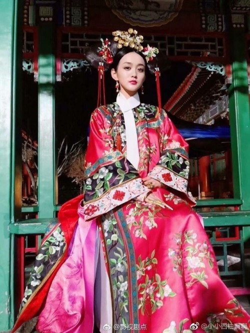 ruyihougong: 后宫如懿传: He Hongshan (actress for Bai Ruiji) in Xiyue’s red outfit 