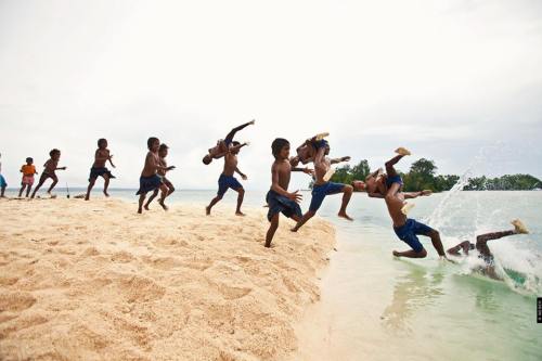 solwara-meri:  Beaches across Papua New Guinea. Photos by Oldplantation 