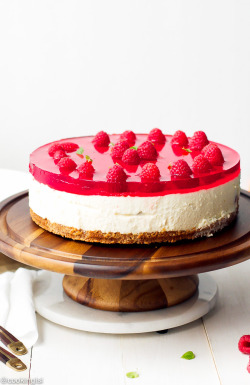 fullcravings:  Raspberry Mousse Cake   Like