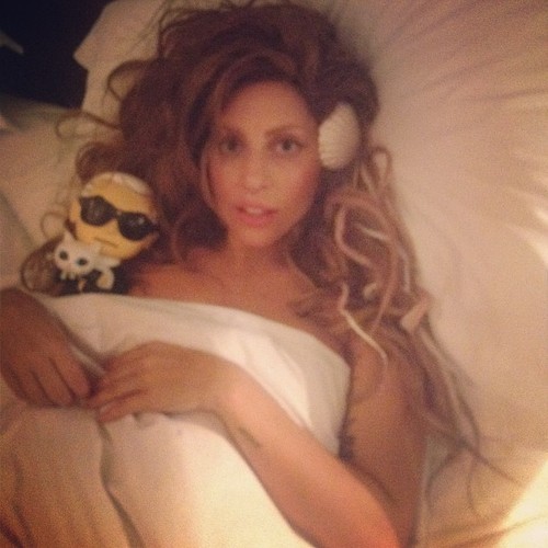 burqapop:  Lady Gaga + Bed Selfies 