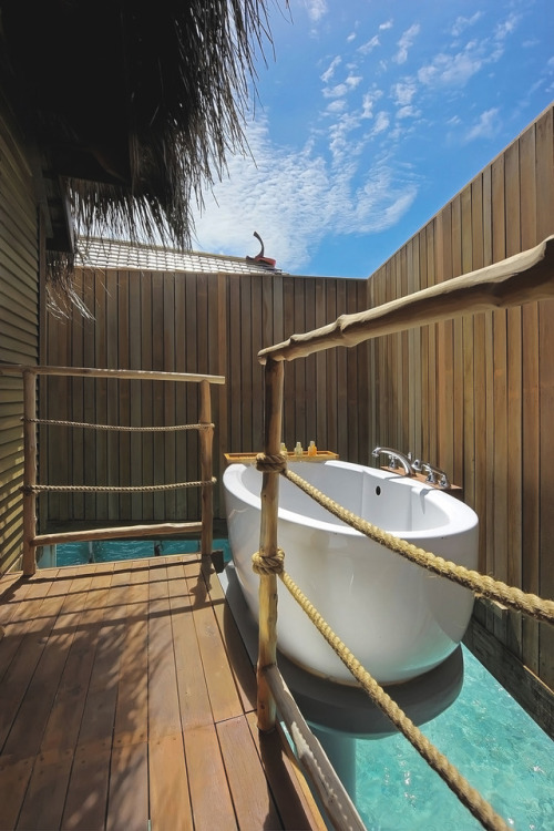 souhailbog:      Dream Bathtub By   Constance Moofushi Maldives    @tamarubberduck 😍 💜