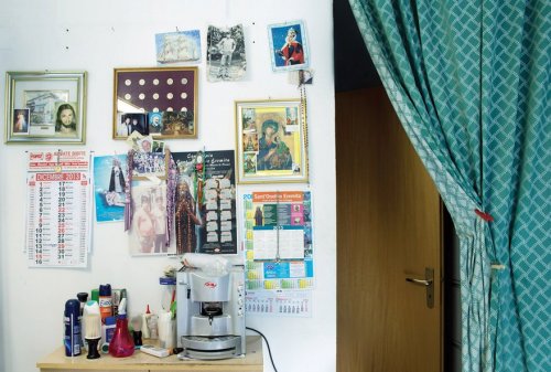 everythingsicily: Saints and pinups: personal shrines of PalermoPhotographs: Emma Grosbois Que bello