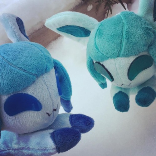 #Glaceon and their shiny sibling are super excited about our first real snowfall! ❄️ A reminder that