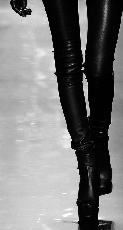 breathinchanel:  nastyvogue:  .:FUCKING FASHION BLOG:.  more here