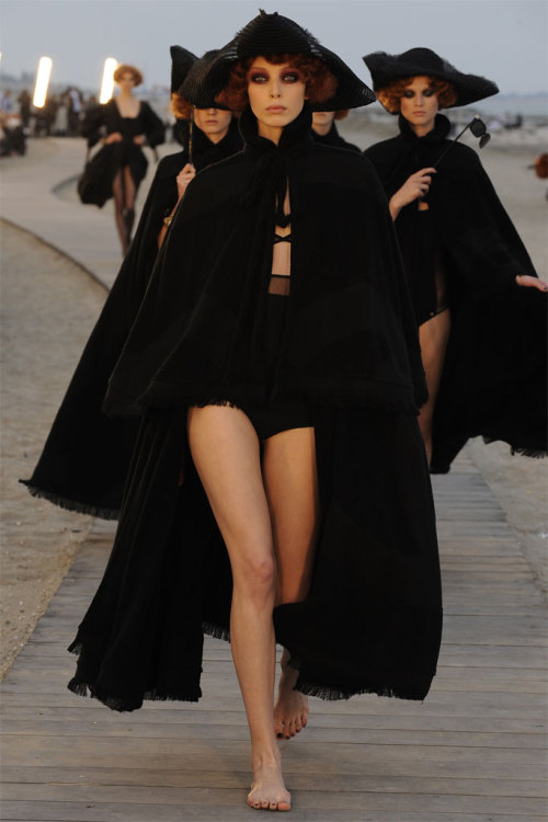 gothgrlsgotogivenchy: Tanya Dziahileva leading the pack at Chanel Resort 2010