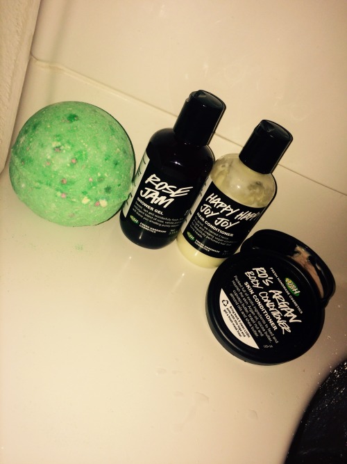 ohlovelythecursed: evening bubble bath •list of products• lord of misrule bath bomb rose 