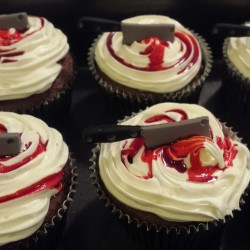 sixpenceee:  come-and-watch-my-lips-turn-blue:  For @sixpenceee’s Halloween special  I made these creepy bloody knife cupcakes!   This looks amazing!Information about the Halloween Special