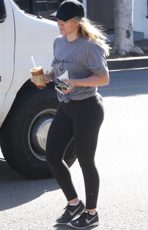 Sex celebtights:Hillary Duff gigantic ass in pictures