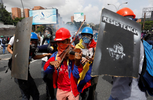 yahoonewsphotos: Venezuela’s symphony of protests Protesters play violins, flutes and guitars as they take to the streets of Caracas in demonstrations against President Nicolas Maduro. Venezuela’s opposition renewed nationwide protests to pressure