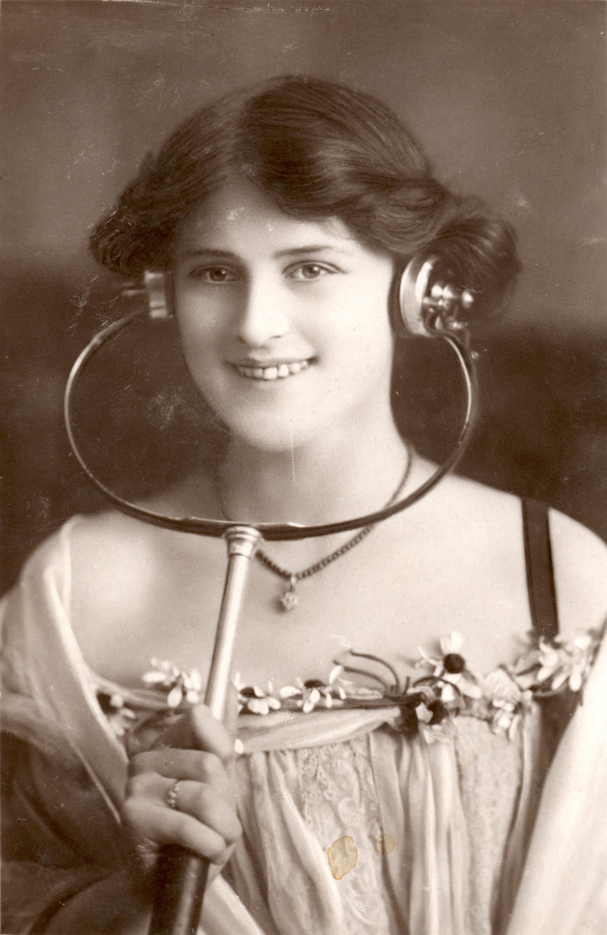 historicaltimes:  British stage actress Zena Dare models some sort of acoustic headset,