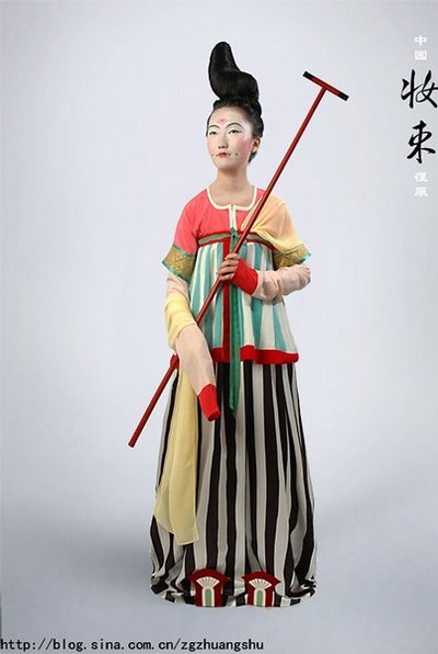 fouryearsofshades:  beyondthegoblincity:  Tang Dynasty style hanfu source: zgzhuangshu  Only the top