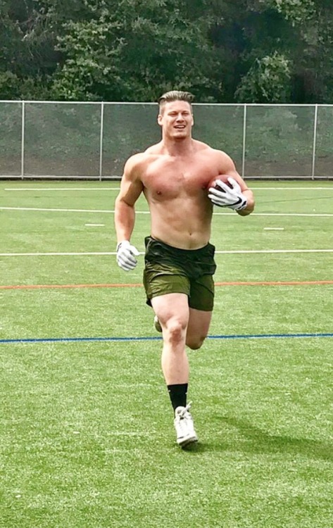 straightdudesexting:New York Giants Full Back hunk Shane Smith 🏈