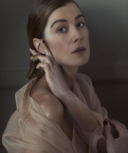 Porn Pics edwardslovelyelizabeth:  ROSAMUND PIKE photographed