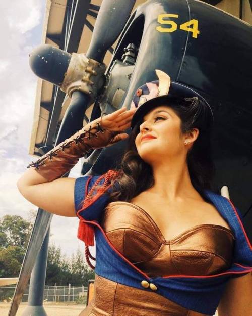 DC&rsquo;s Bombshells Big Barda by Golden Lasso