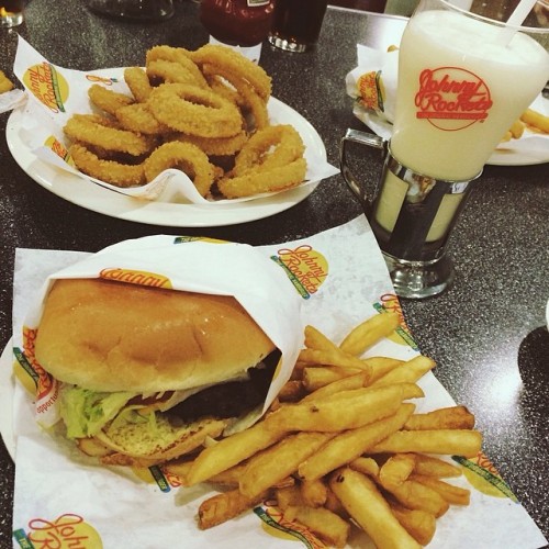 cindyeatworld:  Cause the cravings been real🍔 (at Johnny Rockets)