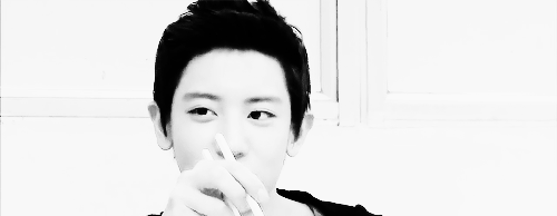 gongyoop-deactivated20170703:  while the other members were eating, chanyeol just