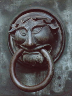 derwiduhudar:  Ring of Mercy. Door handle