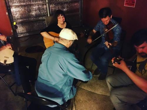 <p>And so it begins… instructor jam edition #nashvilleclawhammercamp #banjo #fiddle #oldtime #dangellert @clawhammerist  (at Fiddlestar)</p>