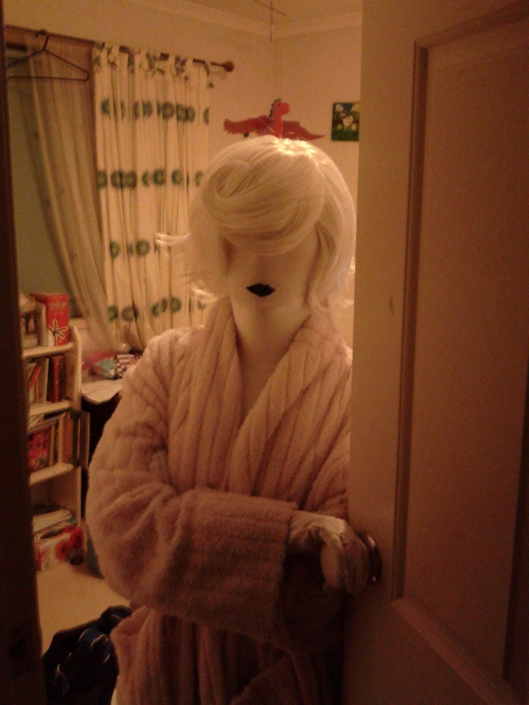 infinity-mechanism:
“ squaredancingqueen:
“ karkats-left-eyeball:
“ “ And what do you think you’re doing here at this time of night? Unless you’re the alcohol delivery guy, you had better leave. ”
Mom Lalonde in a fluffy pink dressing gown? Mom...