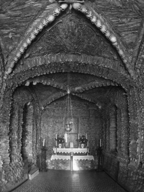 joanashino:A Capela dos Ossos (The Chapel of Bones) in Évora, Portugal, a 16th century chapel built 