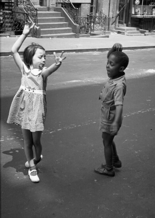 2 children dancing in the streets of New York. Photo by Helen Levitt, 1940s Check this blog!