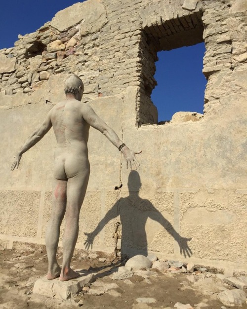 albertot69Mud wrapped / Envuelto en barro. Foto e idea de @igarel ..#nakedman #yoga #nakedyoga #tada